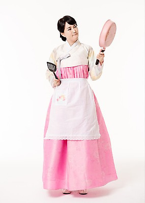 포토 JPG 스튜디오촬영 전신 응시 여자 실내 한명 서기 들기 성인 앞모습 30대 한국인 프라이팬 한복 뒤집개 불만 성인여자한명만 국내포토 1 한국전통 시선 감정 뷰포인트 모션 주방용품 사람 동양인 내부 장년 전통의상 여자한명만 성인여자만 파일형식 전통 생활용품 한국 인종 여자만 성인만 아시아 오브젝트 나라