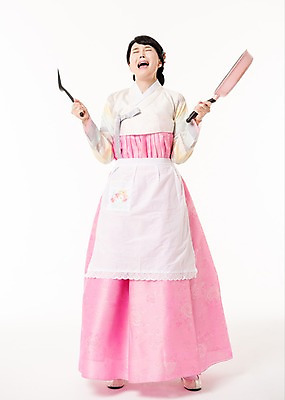 포토 JPG 스튜디오촬영 전신 여자 실내 한명 서기 들기 성인 앞모습 30대 외침 한국인 프라이팬 찡그림 한복 뒤집개 불만 성인여자한명만 국내포토 1 한국전통 감정 뷰포인트 모션 주방용품 표정 사람 동양인 내부 장년 소리 전통의상 여자한명만 성인여자만 파일형식