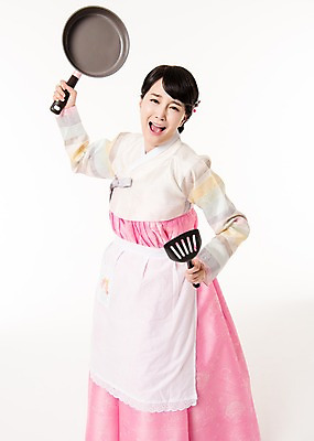 포토 JPG 스튜디오촬영 여자 실내 한명 서기 들기 상반신 성인 앞모습 30대 한국인 분노 프라이팬 한복 뒤집개 불만 성인여자한명만 국내포토 1 한국전통 감정 뷰포인트 모션 주방용품 사람 동양인 내부 장년 전통의상 여자한명만 성인여자만 파일형식