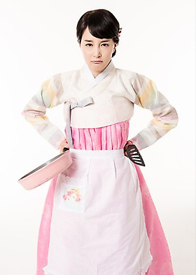 포토 JPG 스튜디오촬영 여자 허리손 실내 한명 서기 들기 상반신 성인 앞모습 30대 한국인 프라이팬 한복 뒤집개 불만 성인여자한명만 국내포토 1 한국전통 감정 뷰포인트 포즈 모션 주방용품 사람 동양인 내부 장년 전통의상 여자한명만 성인여자만 파일형식