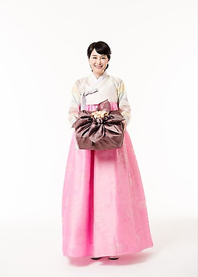 포토 JPG 스튜디오촬영 전신 여자 실내 선물 한명 서기 미소 들기 성인 앞모습 30대 선물상자 한국인 한복 성인여자한명만 국내포토 1 한국전통 뷰포인트 모션 표정 사람 동양인 내부 장년 상자 전통의상 여자한명만 성인여자만 파일형식