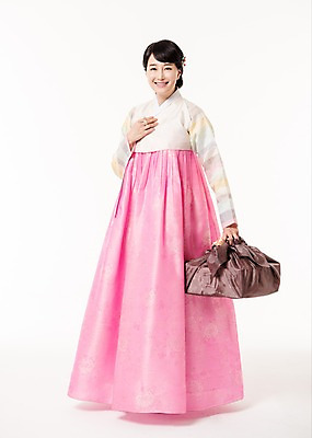 포토 JPG 스튜디오촬영 전신 여자 실내 선물 한명 서기 미소 들기 성인 앞모습 30대 선물상자 한국인 한복 성인여자한명만 국내포토 1 한국전통 뷰포인트 모션 표정 사람 동양인 내부 장년 상자 전통의상 여자한명만 성인여자만 파일형식