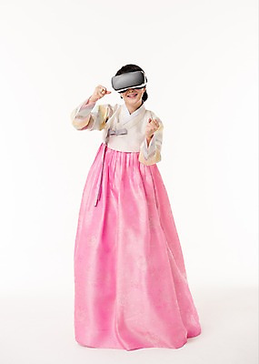포토 JPG 스튜디오촬영 전신 여자 실내 한명 서기 미소 성인 앞모습 30대 주먹 한국인 체험 한복 증강현실 가상현실 성인여자한명만 오큘러스 VR기기 국내포토 1 한국전통 뷰포인트 컨셉 모션 표정 사람 동양인 내부 장년 기계 전통의상 여자한명만 성인여자만 파일형식