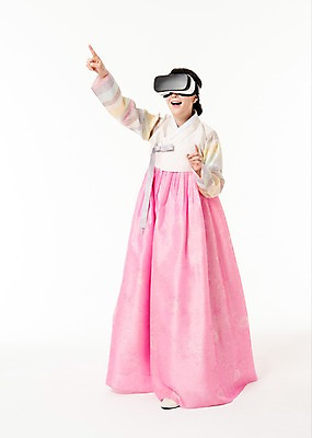 포토 JPG 스튜디오촬영 전신 여자 실내 한명 서기 미소 손짓 성인 앞모습 30대 한국인 가리킴 체험 한복 증강현실 가상현실 성인여자한명만 오큘러스 VR기기 국내포토 1 한국전통 뷰포인트 컨셉 모션 표정 사람 동양인 내부 장년 기계 전통의상 여자한명만 성인여자만 파일형식