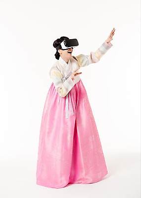 포토 JPG 스튜디오촬영 전신 응시 여자 실내 한명 서기 미소 성인 옆모습 30대 만지기 한국인 체험 한복 증강현실 가상현실 성인여자한명만 오큘러스 VR기기 국내포토 1 한국전통 시선 뷰포인트 컨셉 모션 표정 사람 동양인 내부 장년 기계 전통의상 여자한명만 성인여자만 파일형식