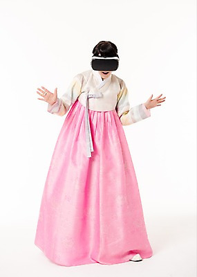 포토 JPG 스튜디오촬영 전신 여자 팔벌리기 실내 한명 서기 미소 성인 앞모습 30대 놀람 한국인 체험 한복 증강현실 가상현실 성인여자한명만 오큘러스 VR기기 국내포토 1 한국전통 감정 뷰포인트 컨셉 모션 표정 사람 동양인 내부 장년 기계 전통의상 여자한명만 성인여자만 파일형식