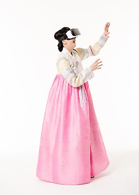 포토 JPG 스튜디오촬영 전신 여자 실내 한명 서기 미소 성인 옆모습 30대 한국인 잡기 체험 한복 증강현실 가상현실 성인여자한명만 오큘러스 VR기기 국내포토 1 한국전통 뷰포인트 컨셉 모션 표정 사람 동양인 내부 장년 기계 전통의상 여자한명만 성인여자만 파일형식