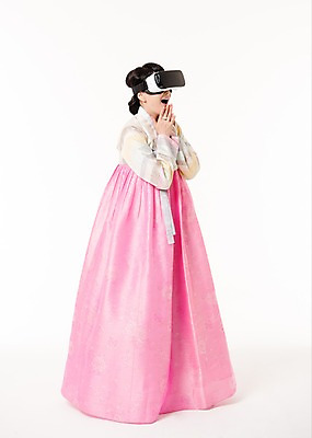 포토 JPG 스튜디오촬영 전신 여자 실내 한명 서기 미소 성인 옆모습 30대 놀람 한국인 체험 한복 손모으기 증강현실 가상현실 성인여자한명만 오큘러스 VR기기 국내포토 1 한국전통 감정 뷰포인트 컨셉 모션 표정 사람 동양인 손짓 내부 장년 기계 전통의상 여자한명만 성인여자만 파일형식