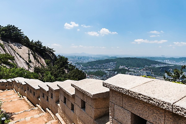 포토 JPG 주간 나무 전통 한국건축 자연 하늘 산 주택 한국 풍경 사람없음 야외 건물 트래킹 성 성곽길 인왕산 한양도성 국내포토 자연요소 식물 건축물 건축 아시아 길 레저 서울 생태계 파일형식