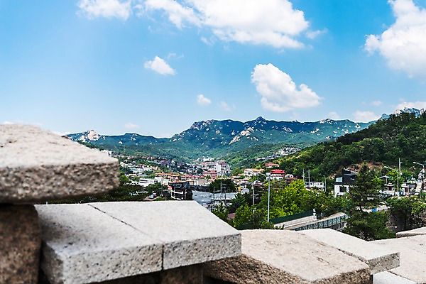 포토 JPG 주간 전통 한국건축 자연 하늘 산 주택 한국 풍경 사람없음 야외 트래킹 성 성곽길 인왕산 한양도성 국내포토 자연요소 건축물 건축 아시아 길 레저 서울 건물 생태계 파일형식