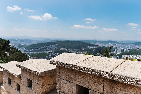 포토 JPG 주간 나무 전통 한국건축 자연 하늘 한국 풍경 빌딩 사람없음 야외 아웃포커스 트래킹 성 빌딩숲 성곽길 인왕산 한양도성 국내포토 자연요소 식물 건축물 건축 아시아 길 레저 산 서울 촬영기법 건물 생태계 파일형식
