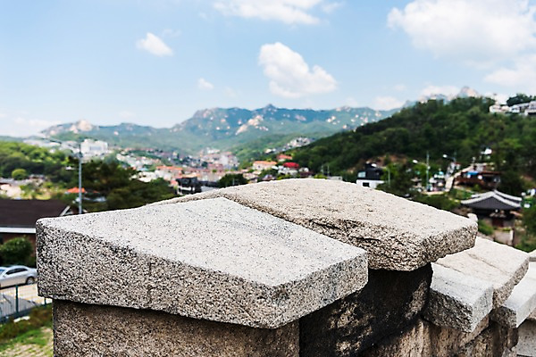 포토 JPG 주간 전통 한국건축 자연 하늘 산 주택 한국 풍경 사람없음 야외 아웃포커스 트래킹 성 성곽길 인왕산 한양도성 국내포토 자연요소 건축물 건축 아시아 길 레저 서울 촬영기법 건물 생태계 파일형식