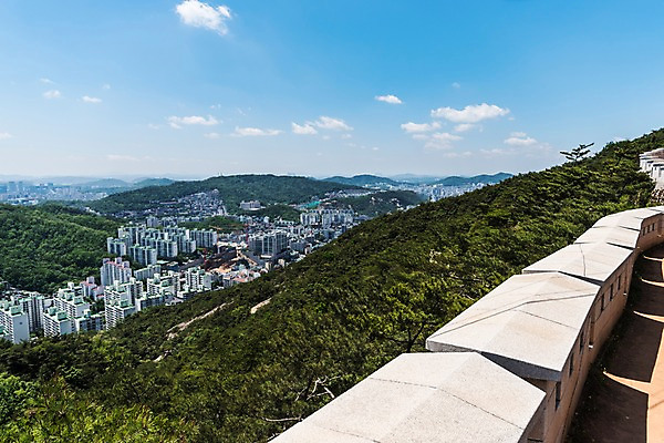 포토 JPG 주간 전통 길 한국건축 자연 하늘 산 주택 한국 돌담 풍경 빌딩 사람없음 야외 트래킹 성 빌딩숲 성곽길 인왕산 한양도성 국내포토 자연요소 건축물 건축 아시아 레저 서울 건물 담장 돌_바위 생태계 파일형식
