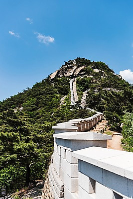 포토 JPG 주간 구름 전통 길 한국건축 자연 하늘 산 한국 돌담 풍경 사람없음 야외 트래킹 성 성곽길 인왕산 한양도성 국내포토 자연요소 건축물 건축 아시아 레저 서울 담장 돌_바위 생태계 파일형식