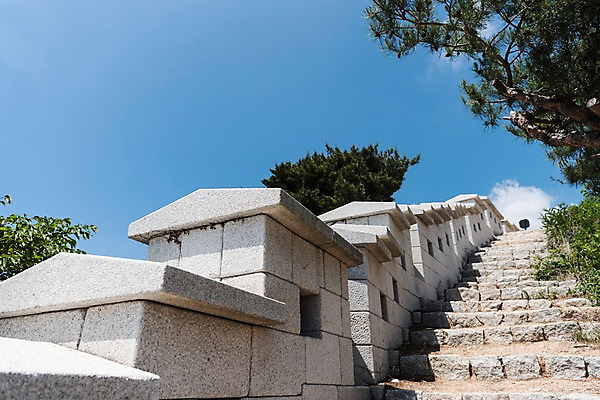 포토 JPG 주간 나무 전통 길 한국건축 하늘 한국 돌담 사람없음 야외 계단 트래킹 성 성곽길 인왕산 한양도성 국내포토 자연요소 식물 건축물 건축 아시아 레저 산 서울 담장 돌_바위 파일형식