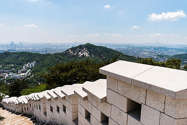 포토 JPG 주간 전통 길 한국건축 자연 하늘 산 한국 돌담 풍경 사람없음 야외 건물 트래킹 성 빌딩숲 성곽길 인왕산 한양도성 국내포토 자연요소 건축물 건축 아시아 레저 서울 빌딩 담장 돌_바위 생태계 파일형식