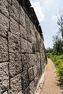 포토 JPG 주간 나무 전통 길 한국건축 한국 돌담 사람없음 야외 트래킹 성 성곽길 인왕산 한양도성 국내포토 자연요소 식물 건축물 건축 아시아 레저 산 서울 담장 돌_바위 파일형식