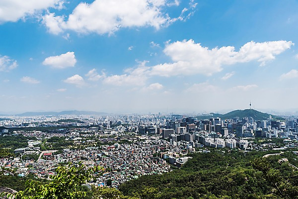 포토 JPG 주간 나무 구름 하늘 산 주택 한국 풍경 빌딩 사람없음 야외 건물 빌딩숲 남산타워 인왕산 한양도성 국내포토 자연요소 식물 건축물 아시아 서울 남산 파일형식