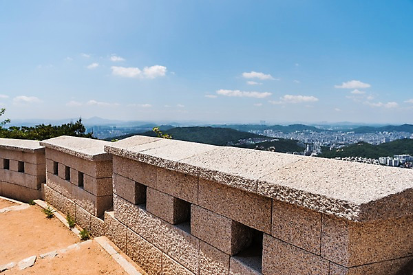 포토 JPG 주간 전통 길 한국건축 하늘 산 한국 돌담 사람없음 야외 건물 트래킹 성 성곽길 인왕산 한양도성 국내포토 자연요소 건축물 건축 아시아 레저 서울 담장 돌_바위 파일형식