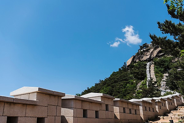 포토 JPG 주간 나무 전통 길 한국건축 자연 하늘 산 한국 돌담 풍경 사람없음 야외 트래킹 성 성곽길 인왕산 한양도성 국내포토 자연요소 식물 건축물 건축 아시아 레저 서울 담장 돌_바위 생태계 파일형식