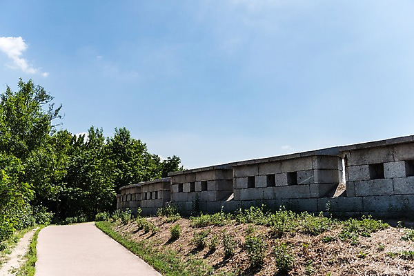 포토 JPG 주간 나무 전통 길 한국건축 하늘 한국 돌담 사람없음 야외 트래킹 성 성곽길 인왕산 한양도성 국내포토 자연요소 식물 건축물 건축 아시아 레저 산 서울 담장 돌_바위 파일형식