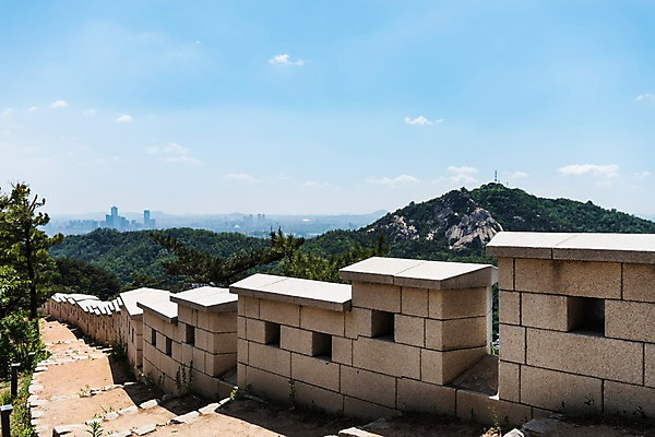 포토 JPG 주간 나무 전통 길 한국건축 자연 하늘 산 한국 돌담 풍경 사람없음 야외 건물 트래킹 성 성곽길 인왕산 한양도성 국내포토 자연요소 식물 건축물 건축 아시아 레저 서울 담장 돌_바위 생태계 파일형식