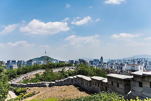 포토 JPG 주간 나무 전통 길 한국건축 자연 하늘 한국 돌담 풍경 빌딩 사람없음 야외 트래킹 성 빌딩숲 성곽길 인왕산 한양도성 국내포토 자연요소 식물 건축물 건축 아시아 레저 산 서울 건물 담장 돌_바위 생태계 파일형식
