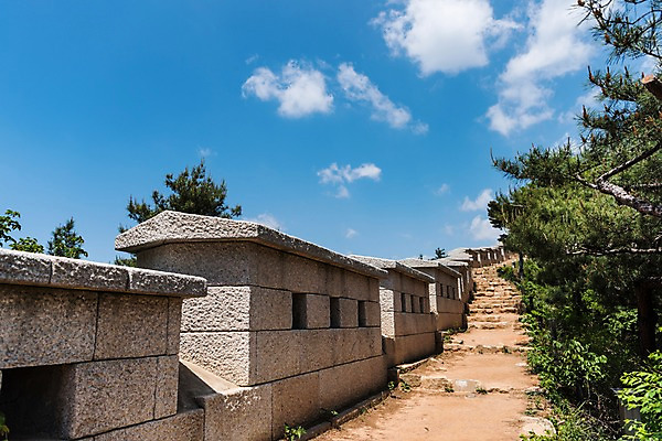포토 JPG 주간 나무 전통 길 한국건축 하늘 한국 돌담 사람없음 야외 트래킹 성 성곽길 인왕산 한양도성 국내포토 자연요소 식물 건축물 건축 아시아 레저 산 서울 담장 돌_바위 파일형식