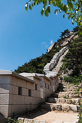 포토 JPG 주간 나무 전통 한국건축 하늘 산 한국 사람없음 야외 아웃포커스 계단 트래킹 성 돌담길 인왕산 한양도성 국내포토 자연요소 식물 건축물 건축 아시아 길 레저 서울 돌담 촬영기법 파일형식