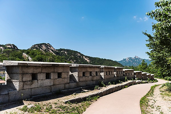 포토 JPG 주간 나무 전통 길 한국건축 하늘 산 한국 돌담 사람없음 야외 트래킹 성 성곽길 인왕산 한양도성 국내포토 자연요소 식물 건축물 건축 아시아 레저 서울 담장 돌_바위 파일형식