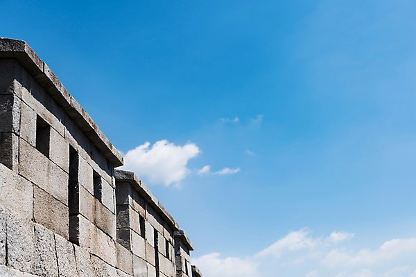 포토 JPG 주간 전통 한국건축 하늘 한국 돌담 사람없음 야외 성 인왕산 한양도성 국내포토 자연요소 건축물 건축 아시아 산 서울 담장 돌_바위 파일형식