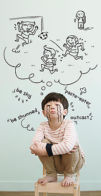 전신 편집이미지 남자 어린이 의자 앉기 여러명 앞모습 친구 축구 한국인 슬픔 수줍음 골대 눈물 따돌림 소외 소외감 왕따 이미지편집 AI파일 감정 뷰포인트 가구 다수 관계 모션 사람 동양인 구기 파일형식 벡터