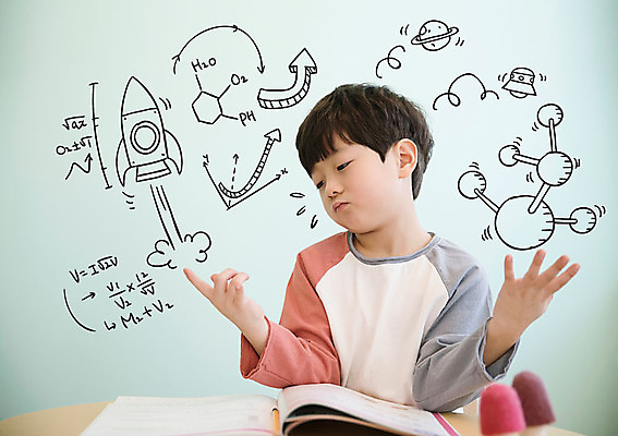 편집이미지 응시 남자 어린이 과학 그래프 한명 앉기 상반신 앞모습 아웃포커스 한국인 찡그림 우주선 책상 UFO 문제집 수식 소년한명만 이미지편집 AI파일 1 시선 뷰포인트 가구 모션 촬영기법 표정 사람 동양인 책 우주 미확인물체 남자한명만 소년만 파일형식 벡터