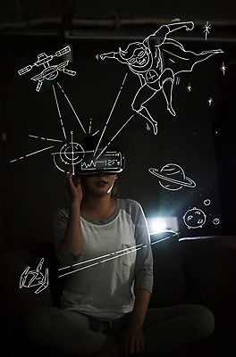 전신 편집이미지 여자 남자 실내 웃음 앉기 상반신 20대 성인 두명 앞모습 우주 어둠 행성 우주선 슈퍼맨 우주정거장 프로젝터 가상현실 오큘러스 VR기기 이미지편집 AI파일 뷰포인트 모션 표정 사람 청년 내부 기계 영웅 파일형식 벡터