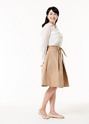 포토 JPG 스튜디오촬영 전신 응시 여자 실내 한명 서기 미소 성인 옆모습 30대 한국인 주부 성인여자한명만 국내포토 1 시선 뷰포인트 모션 표정 사람 동양인 내부 장년 여자한명만 성인여자만 파일형식