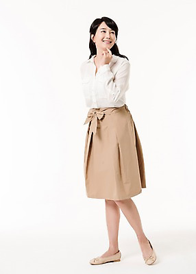 포토 JPG 스튜디오촬영 전신 응시 여자 실내 한명 서기 미소 성인 앞모습 30대 한국인 주부 성인여자한명만 국내포토 1 시선 뷰포인트 모션 표정 사람 동양인 내부 장년 여자한명만 성인여자만 파일형식 인종 여자만 성인만