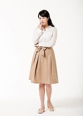 포토 JPG 스튜디오촬영 전신 응시 여자 실내 한명 서기 성인 앞모습 30대 한국인 고민 주부 성인여자한명만 속상함 국내포토 1 시선 감정 뷰포인트 모션 사람 동양인 내부 장년 여자한명만 성인여자만 파일형식