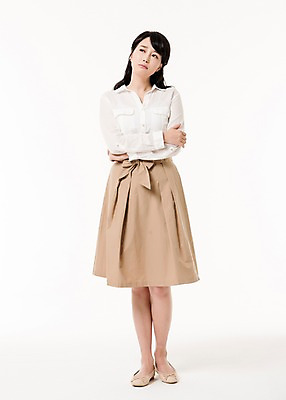 포토 JPG 스튜디오촬영 전신 여자 실내 한명 서기 성인 앞모습 30대 팔짱 한국인 고민 주부 성인여자한명만 속상함 국내포토 1 감정 뷰포인트 모션 사람 동양인 내부 장년 여자한명만 성인여자만 파일형식