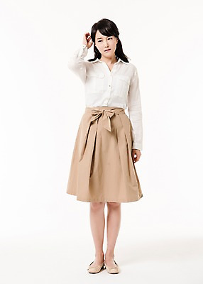 포토 JPG 스튜디오촬영 전신 응시 여자 실내 한명 서기 성인 앞모습 30대 한국인 고민 주부 성인여자한명만 속상함 국내포토 1 시선 감정 뷰포인트 모션 사람 동양인 내부 장년 여자한명만 성인여자만 파일형식