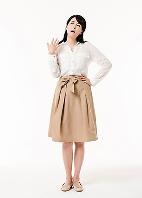 포토 JPG 스튜디오촬영 전신 응시 여자 허리손 실내 한명 서기 성인 앞모습 30대 한국인 짜증 주부 손부채 성인여자한명만 국내포토 1 시선 감정 뷰포인트 포즈 모션 사람 동양인 내부 장년 여자한명만 성인여자만 파일형식