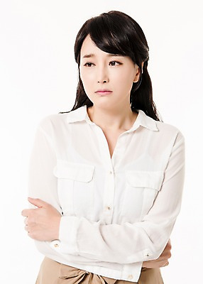 포토 JPG 스튜디오촬영 응시 여자 실내 한명 서기 상반신 성인 앞모습 30대 팔짱 한국인 슬픔 고민 주부 성인여자한명만 국내포토 1 시선 감정 뷰포인트 모션 사람 동양인 내부 장년 여자한명만 성인여자만 파일형식