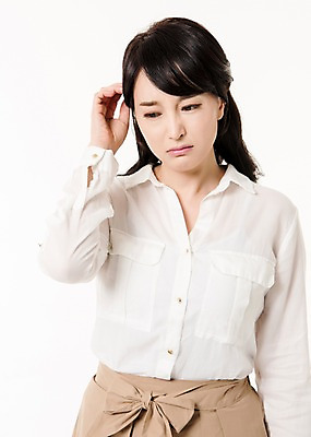 포토 JPG 스튜디오촬영 응시 여자 실내 한명 서기 상반신 성인 앞모습 30대 머리 한국인 찡그림 사과 주부 미안 성인여자한명만 국내포토 1 시선 뷰포인트 과일 모션 표정 사람 동양인 내부 신체부위 장년 사죄 여자한명만 성인여자만 파일형식