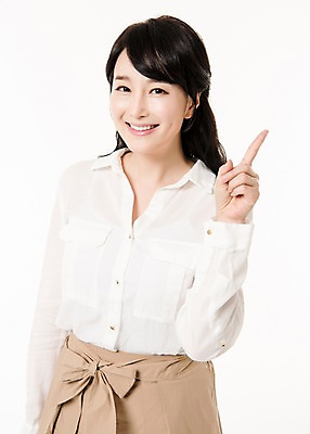 포토 JPG 스튜디오촬영 여자 실내 한명 서기 미소 손짓 상반신 성인 앞모습 30대 한국인 가리킴 주부 성인여자한명만 국내포토 1 뷰포인트 모션 표정 사람 동양인 내부 장년 여자한명만 성인여자만 파일형식 인종 여자만 성인만
