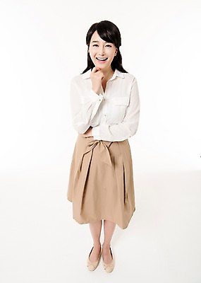 포토 JPG 스튜디오촬영 전신 여자 실내 한명 서기 미소 성인 앞모습 30대 하이앵글 한국인 주부 성인여자한명만 국내포토 1 뷰포인트 모션 표정 사람 동양인 내부 장년 여자한명만 성인여자만 파일형식