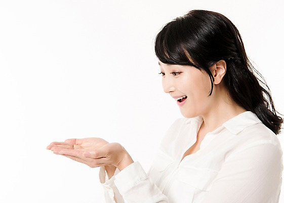 포토 JPG 스튜디오촬영 응시 여자 실내 손바닥 한명 서기 미소 들기 상반신 성인 옆모습 30대 한국인 주부 손모으기 성인여자한명만 국내포토 1 손 시선 뷰포인트 모션 표정 사람 동양인 손짓 내부 장년 여자한명만 성인여자만 파일형식