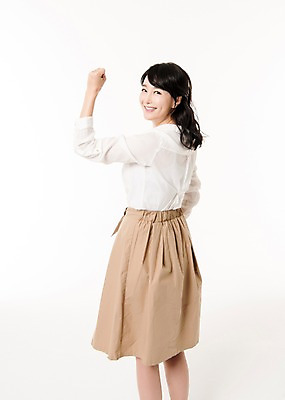 포토 JPG 스튜디오촬영 여자 실내 한명 서기 미소 상반신 성인 옆모습 30대 파이팅 한국인 뒤돌아보기 주부 성인여자한명만 국내포토 1 뷰포인트 모션 표정 사람 동양인 내부 장년 여자한명만 성인여자만 파일형식