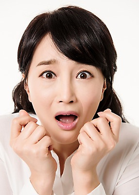 포토 JPG 스튜디오촬영 여자 실내 한명 서기 상반신 성인 앞모습 30대 놀람 한국인 무서움 주부 공포 입가림 성인여자한명만 국내포토 1 감정 뷰포인트 모션 표정 사람 동양인 내부 장년 가림 여자한명만 성인여자만 파일형식