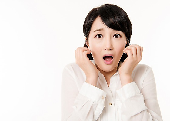 포토 JPG 스튜디오촬영 여자 실내 한명 서기 상반신 성인 앞모습 30대 놀람 한국인 무서움 주부 공포 입가림 성인여자한명만 국내포토 1 감정 뷰포인트 모션 표정 사람 동양인 내부 장년 가림 여자한명만 성인여자만 파일형식