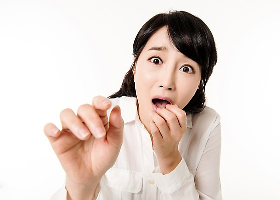 포토 JPG 스튜디오촬영 여자 실내 한명 서기 상반신 성인 앞모습 아웃포커스 30대 놀람 한국인 주부 공포 성인여자한명만 국내포토 1 감정 뷰포인트 모션 촬영기법 표정 사람 동양인 내부 장년 여자한명만 성인여자만 파일형식 인종 여자만 성인만