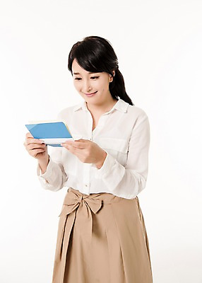 포토 JPG 스튜디오촬영 응시 여자 실내 한명 서기 미소 들기 상반신 성인 앞모습 30대 한국인 주부 통장 성인여자한명만 국내포토 1 시선 뷰포인트 모션 표정 사람 동양인 내부 장년 금융 여자한명만 성인여자만 파일형식